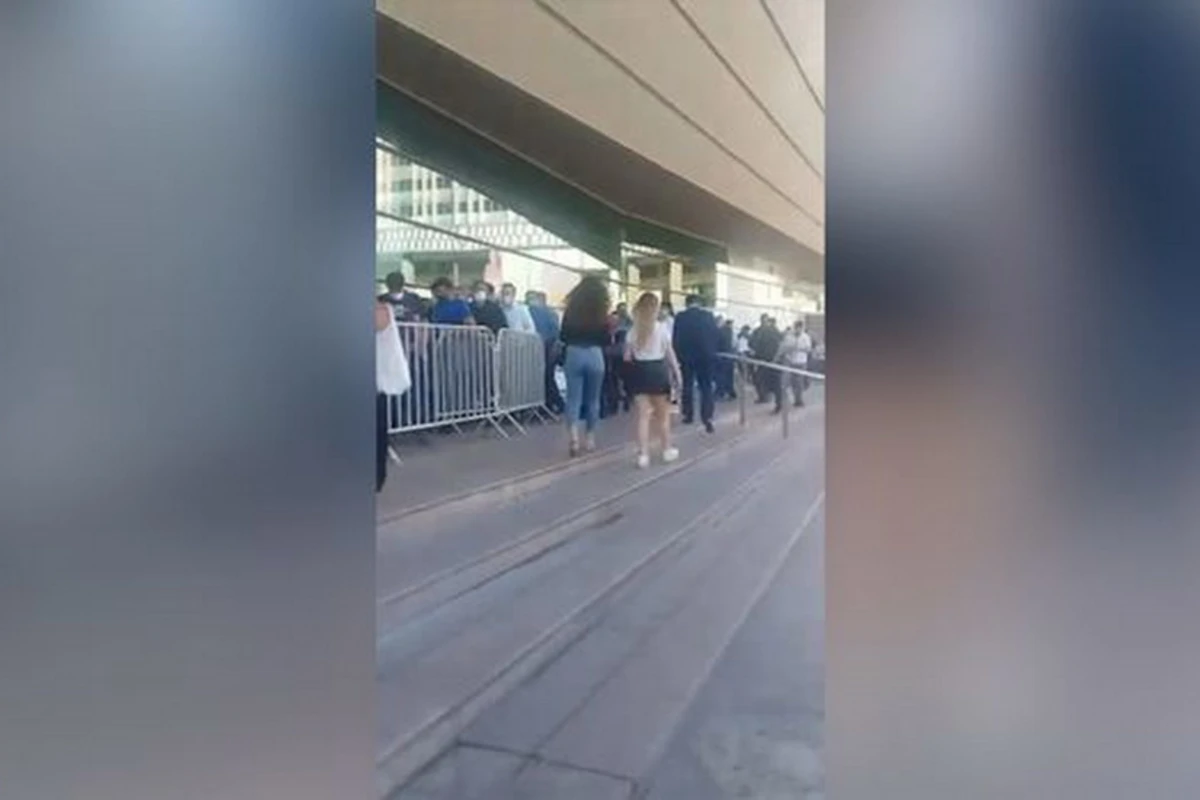 Названа причина огромной очереди перед входом в метро - ВИДЕО