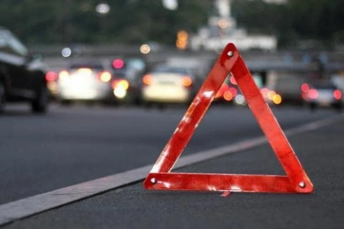 В Баку столкнулись грузовик и мотоцикл
