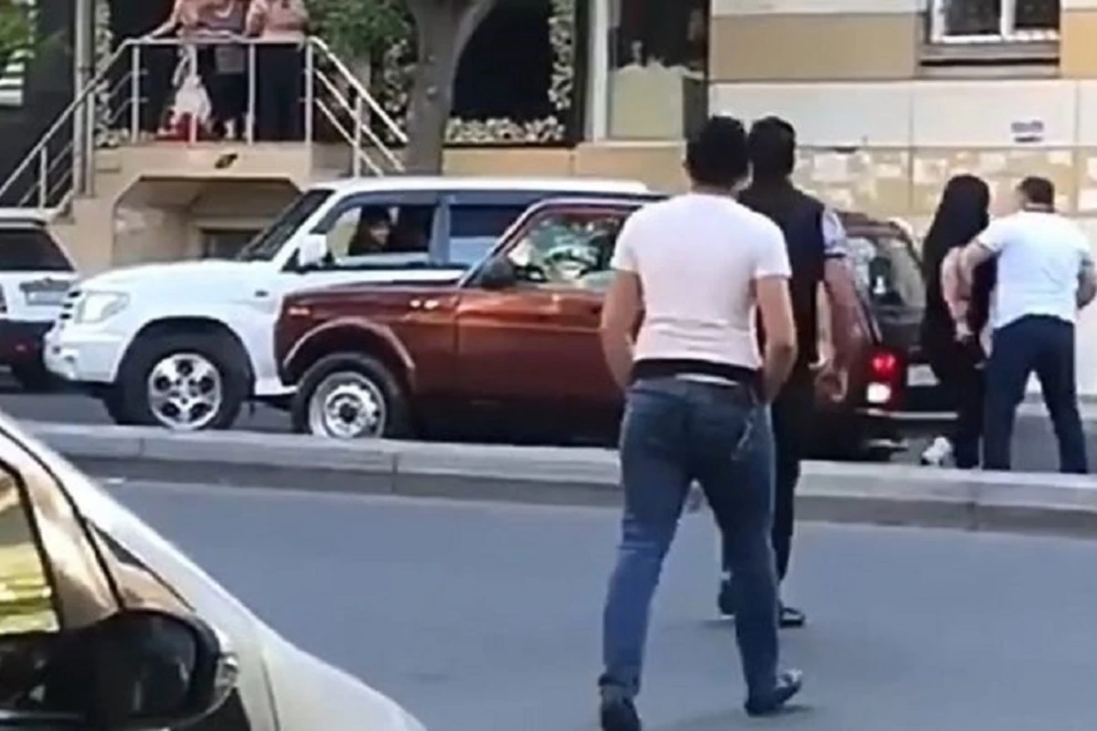 Bakıda xanım sürücü “Niva”nı təpiklədi - VİDEO