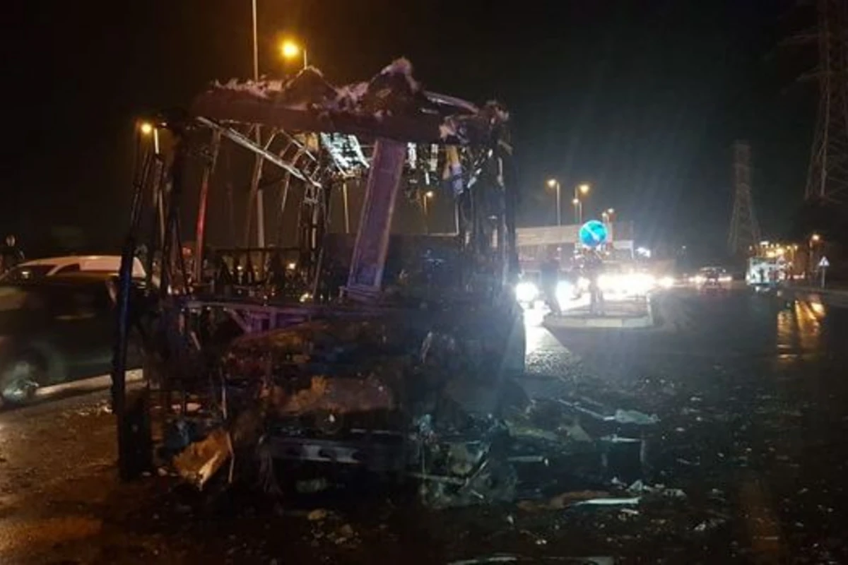 SON DƏQİQƏ: Aeroport yolunda avtobus yanır - VİDEO