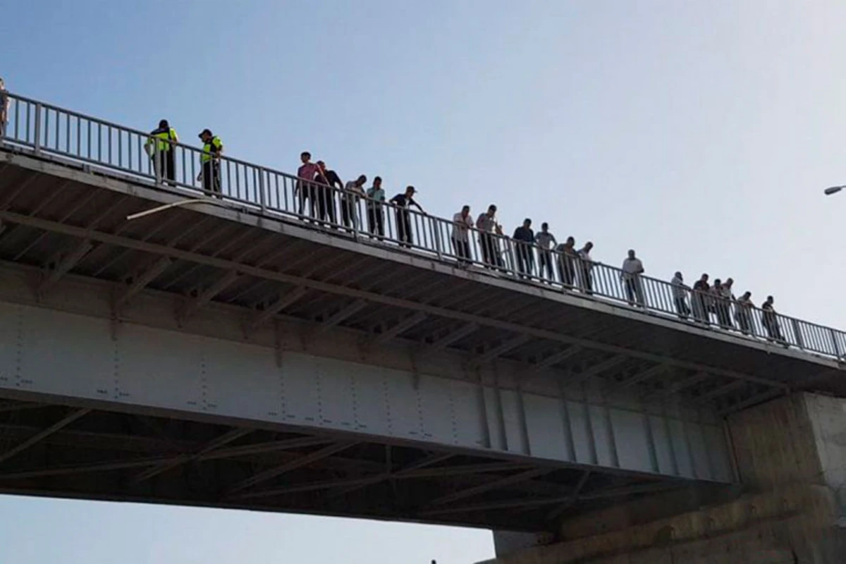 İki uşaq atası özünü körpüdən atdı - FOTO
