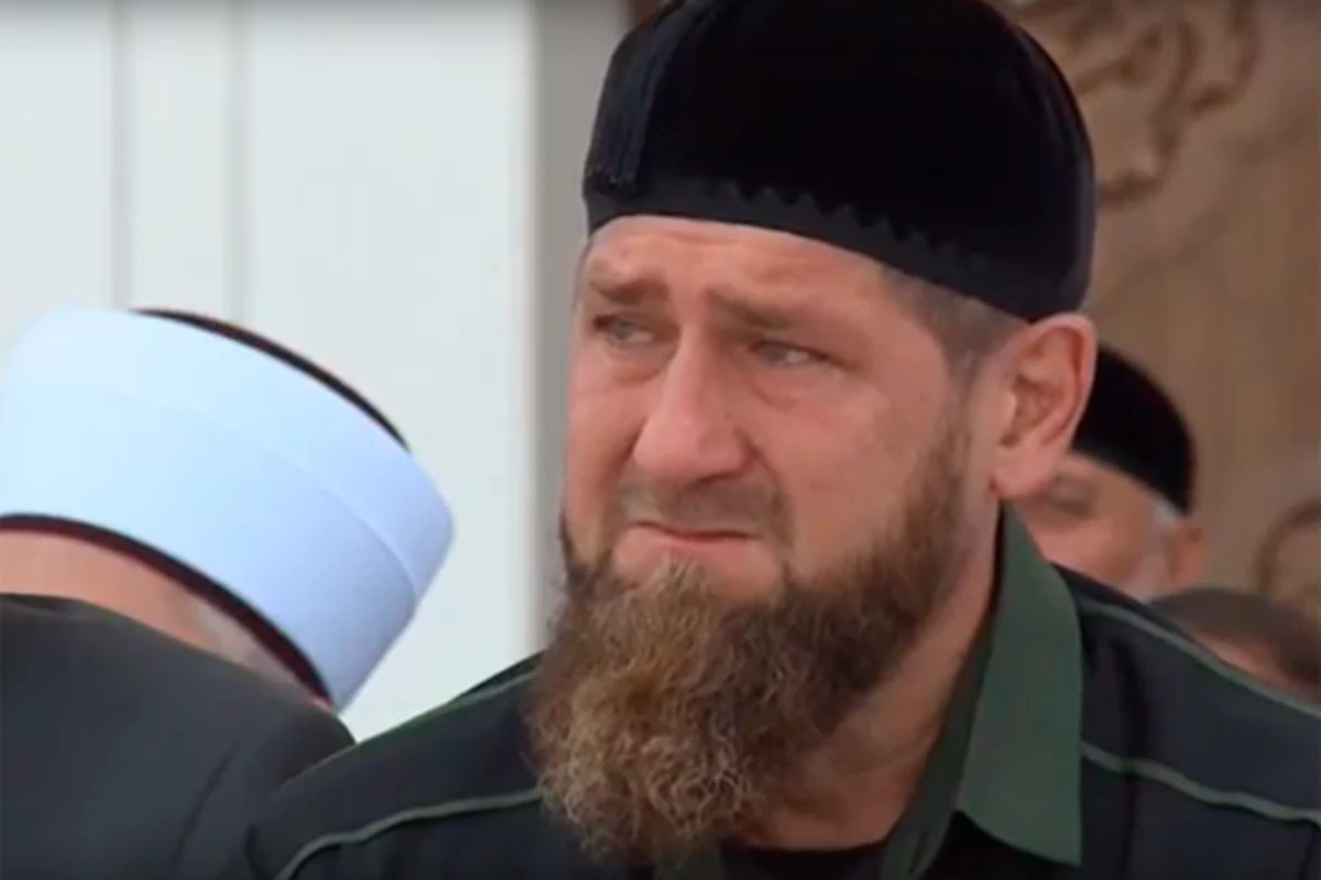 Ramzan Kadırov məsciddə ağladı - VİDEO Ramzan Kadırov məsciddə ağladı - VİDEO