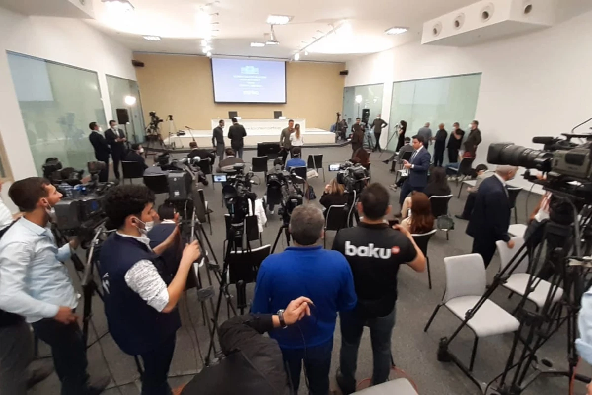 Operativ Qərargah küçəyə çıxma qadağası ilə bağlı brifinq keçirir - VİDEO Operativ Qərargah küçəyə çıxma qadağası ilə bağlı brifinq keçirir - VİDEO