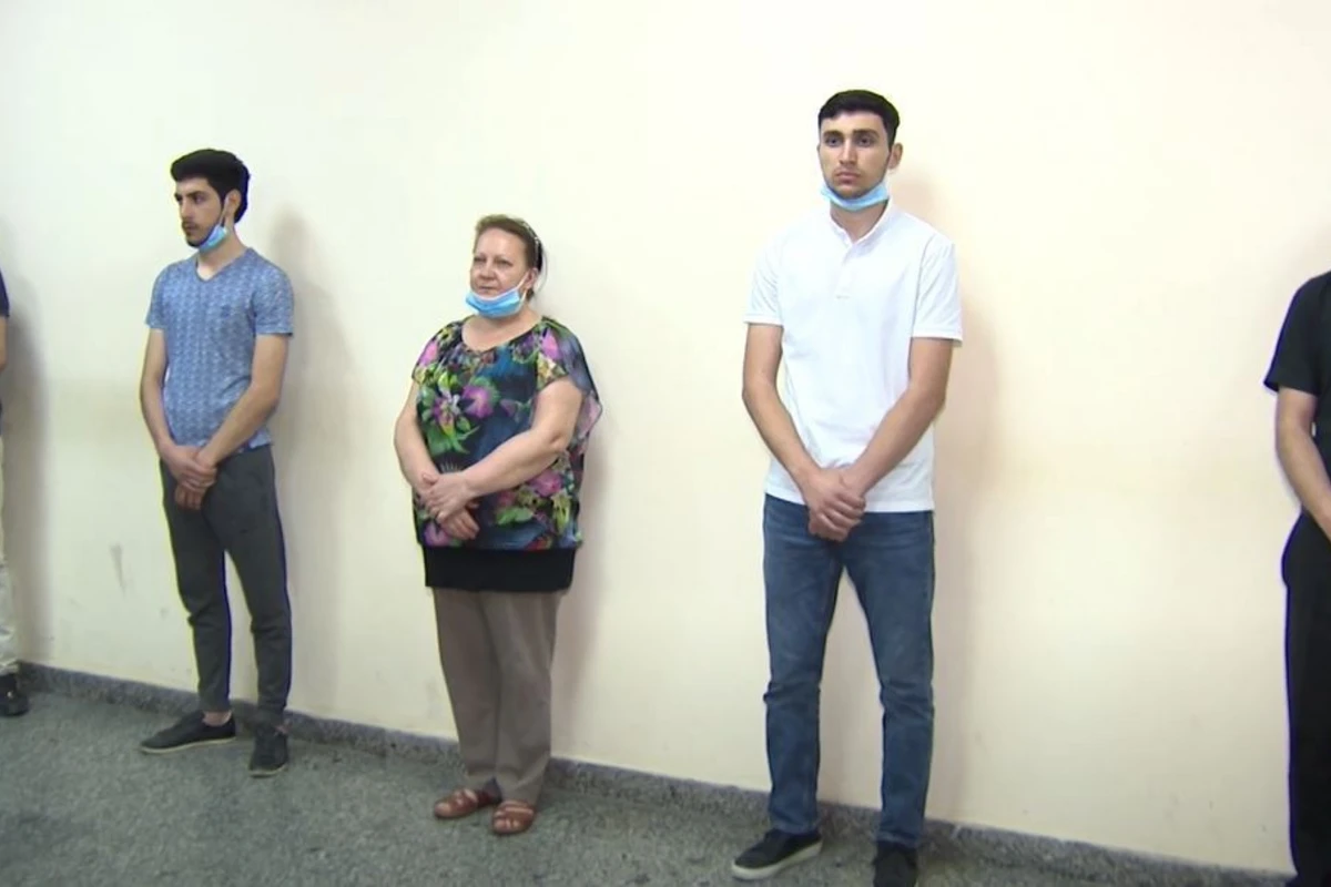 Metroda polisə tabe olmayan şəxslər barəsində həbs qətimkan tədbiri seçilib - VİDEO Metroda polisə tabe olmayan şəxslər barəsində həbs qətimkan tədbiri seçilib - VİDEO