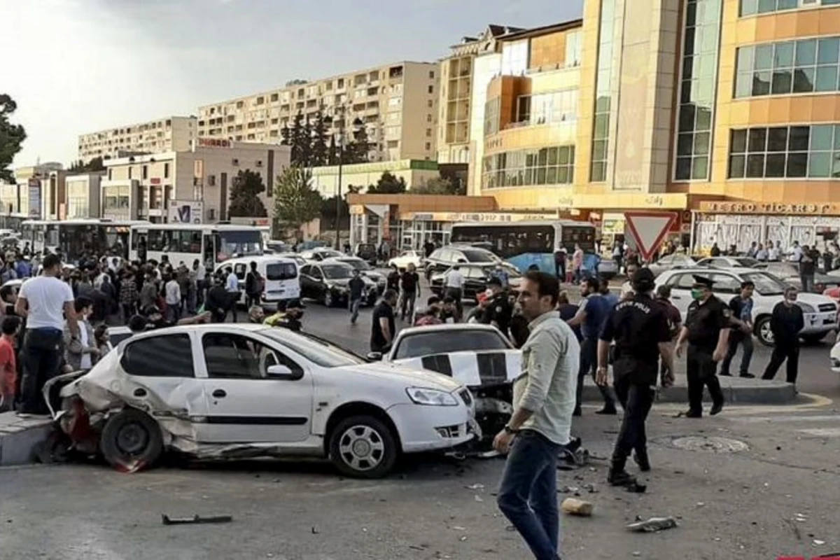 Bakıda iki avtomobil toqquşub, xəsarət alan var - FOTO