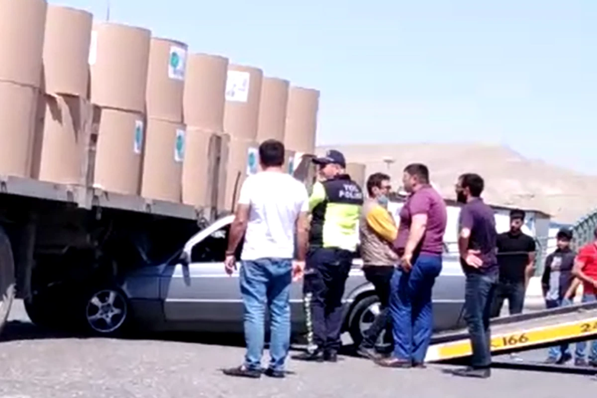 Bakıda “Mercedes” “Kamaz”la toqquşdu - VİDEO