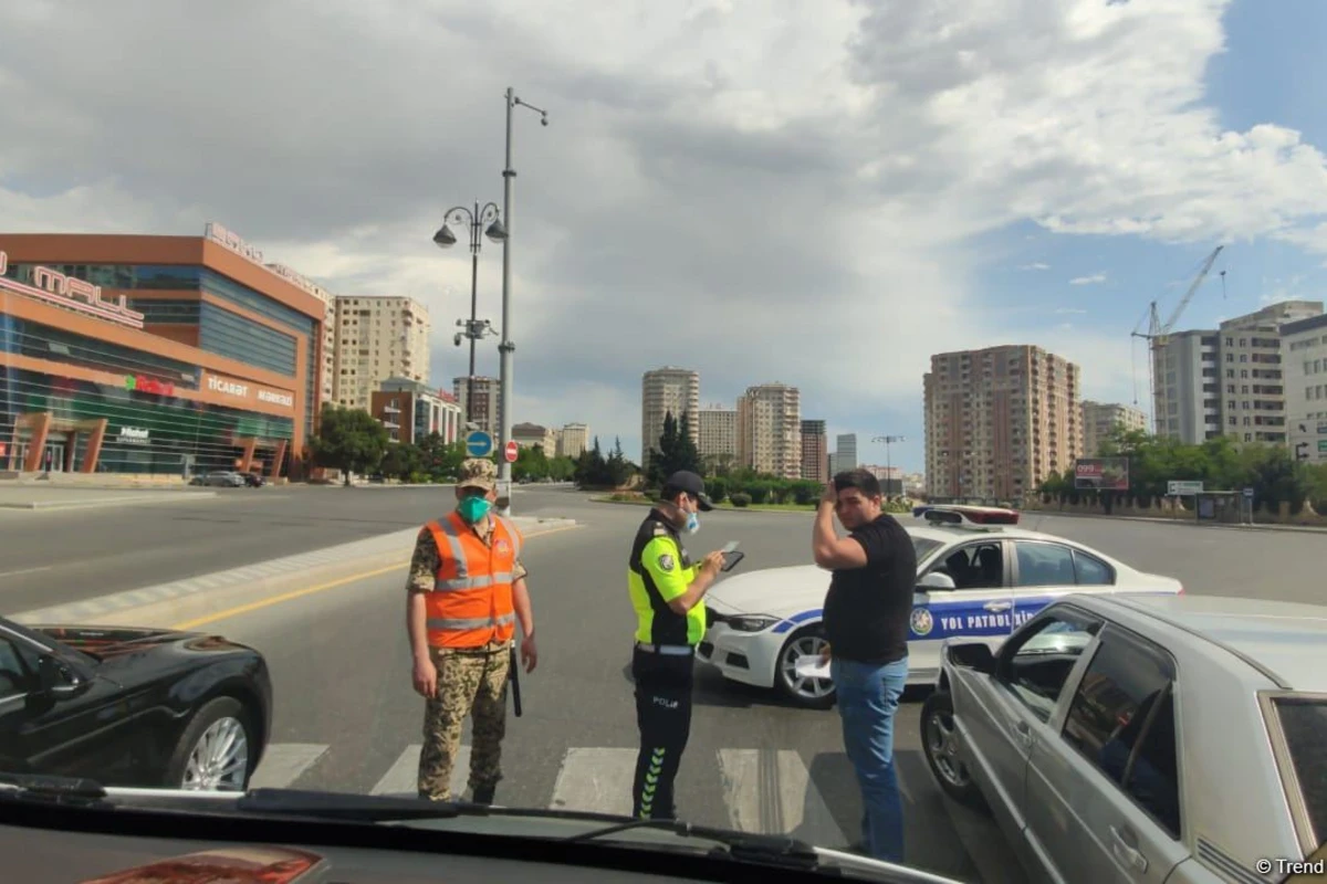 Yollarda karantin qaydalarını pozan sürücülər saxlanılır - FOTO Yollarda karantin qaydalarını pozan sürücülər saxlanılır - FOTO