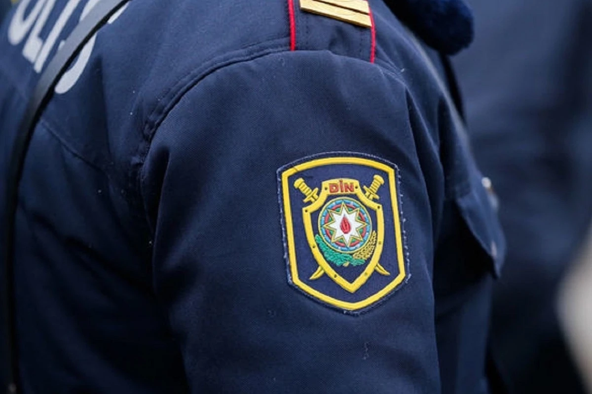Bakıda evdən çıxmaq qadağasının ilk günündə polis qadının həyatını xilas etdi - VİDEO Bakıda evdən çıxmaq qadağasının ilk günündə polis qadının həyatını xilas etdi - VİDEO