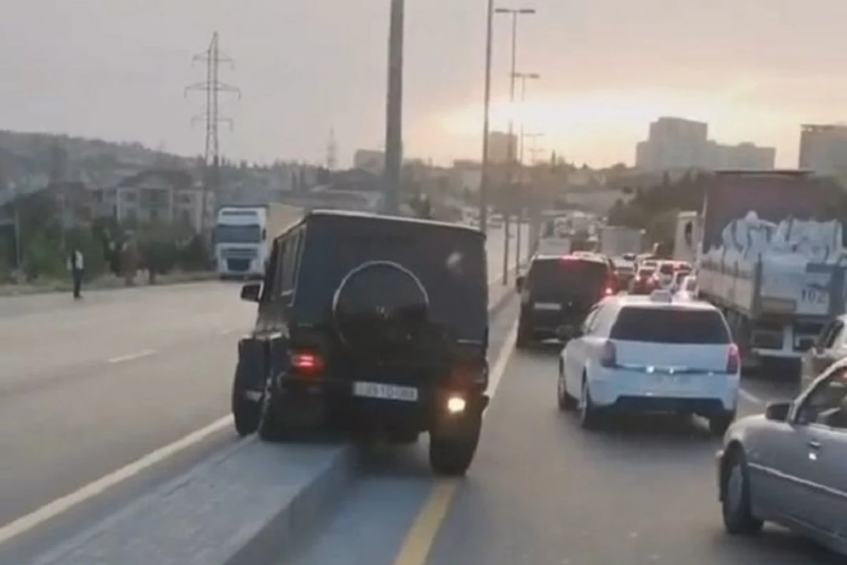 В Баку водитель Gelandewagen грубо нарушил ПДД, пытаясь объехать затор - ВИДЕО