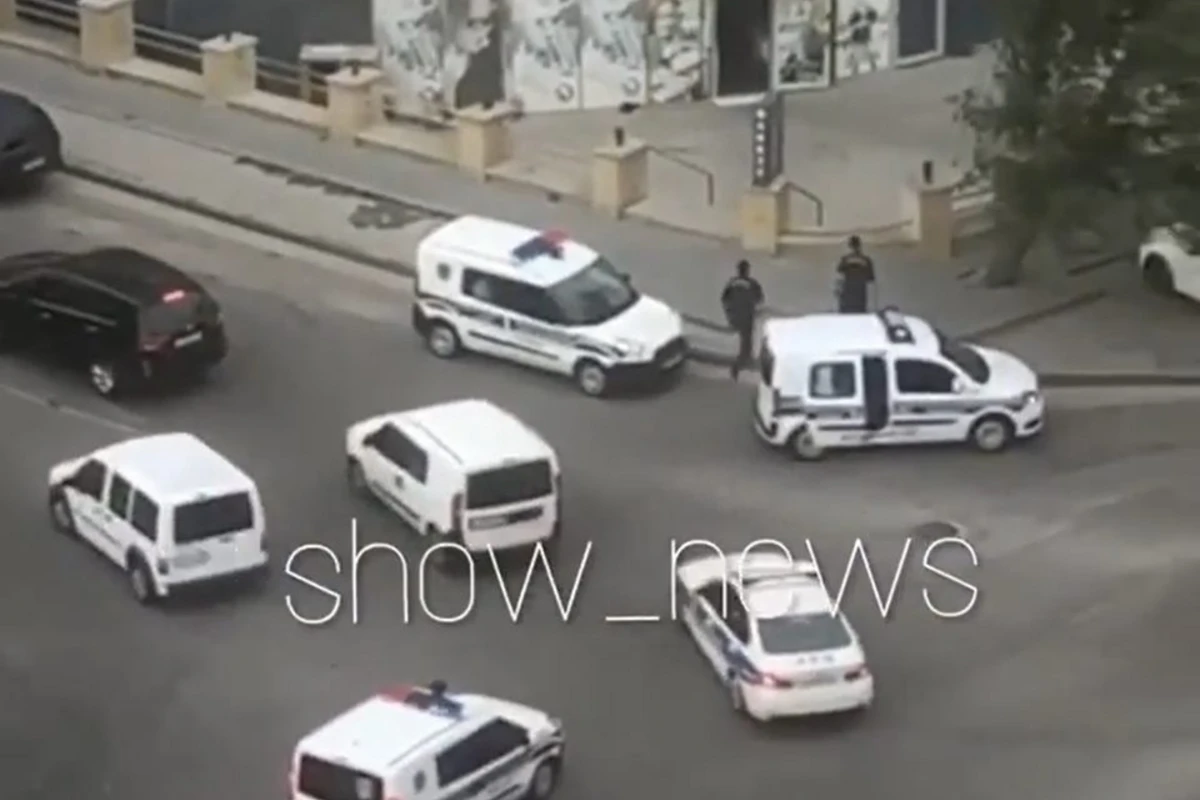 В Баку полиция оцепила маркет - ВИДЕО