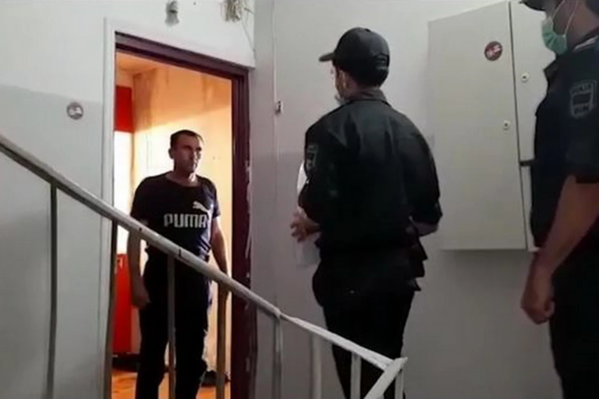 Çörəyi qurtaran vətəndaşa polis belə kömək etdi - VİDEO