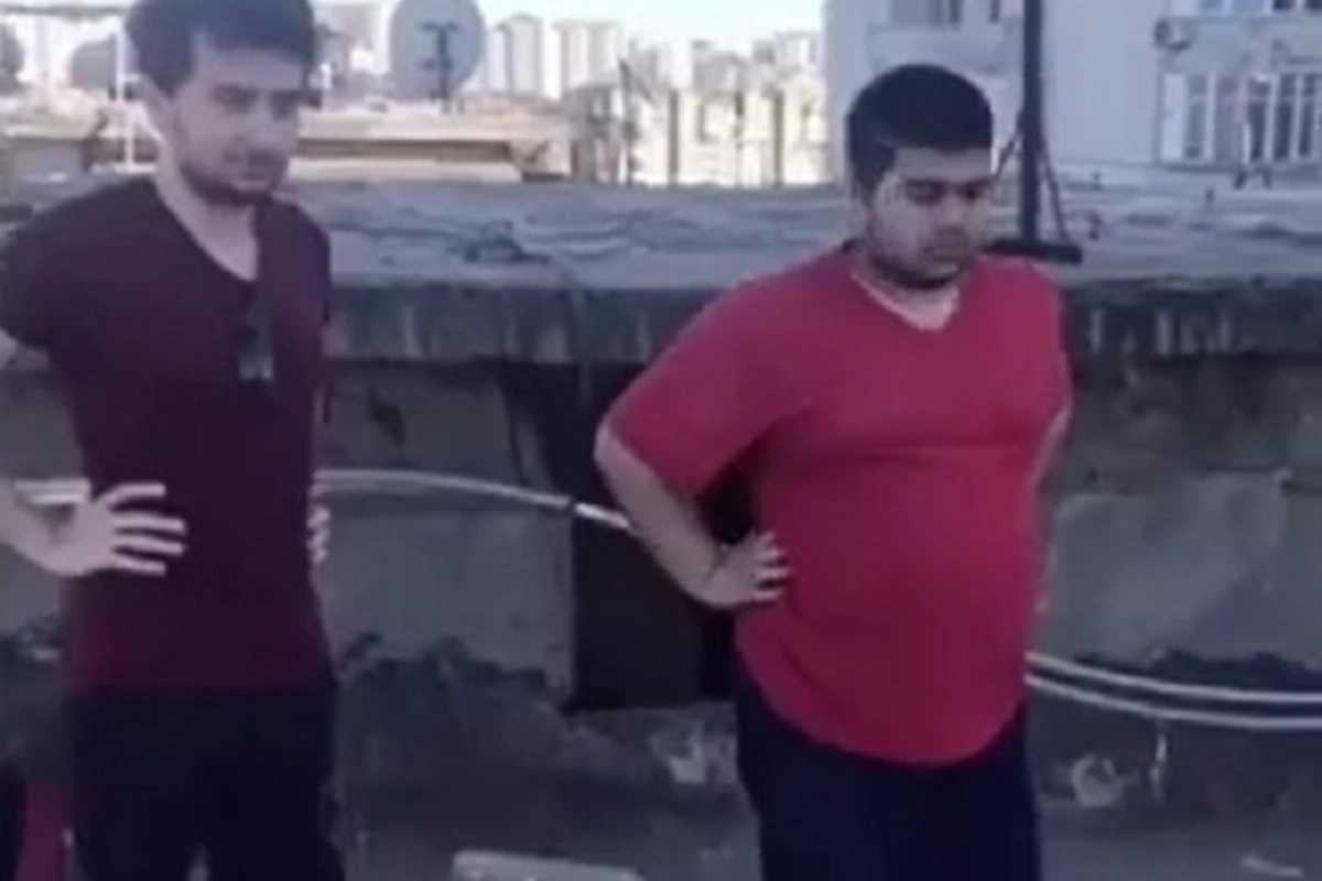 Bakıda binanın damına çıxıb nərd oynayanlar saxlanıldı - VİDEO