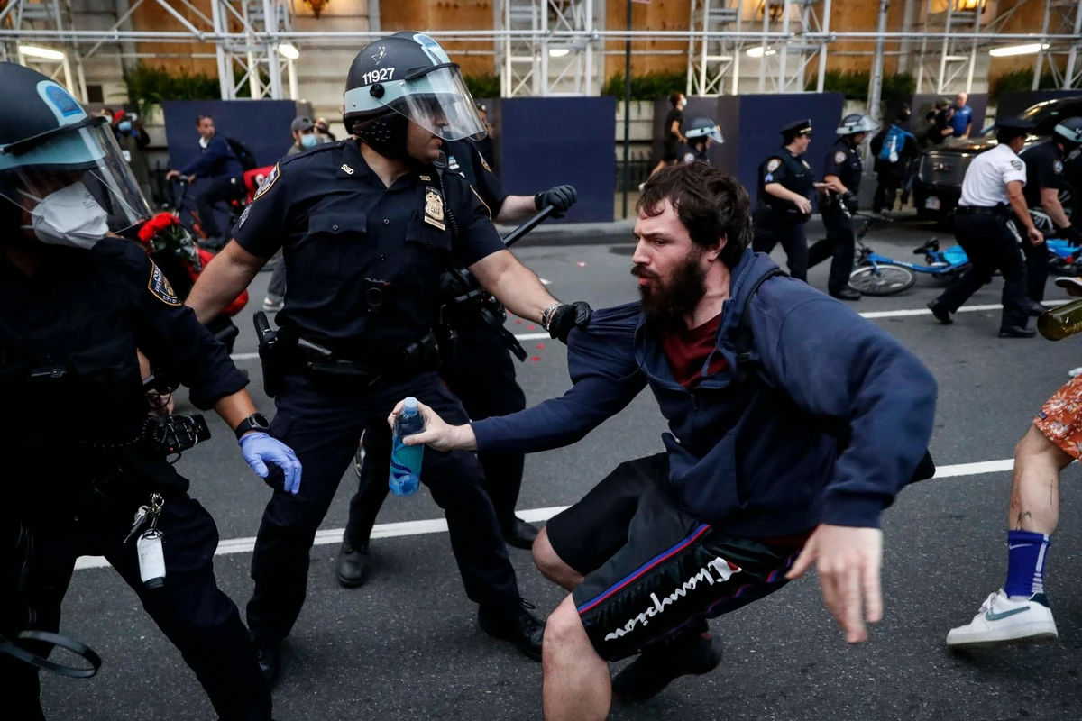 В США полиция начала стрелять по протестующим при переноске раненого