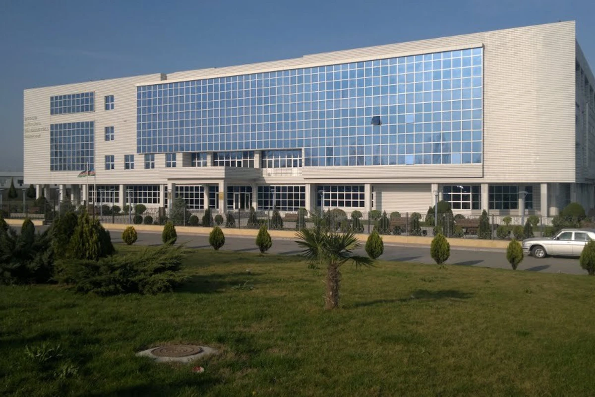 Azərbaycanda baş həkim işdən çıxarıldı - Karantin qaydalarını pozduğuna görə
