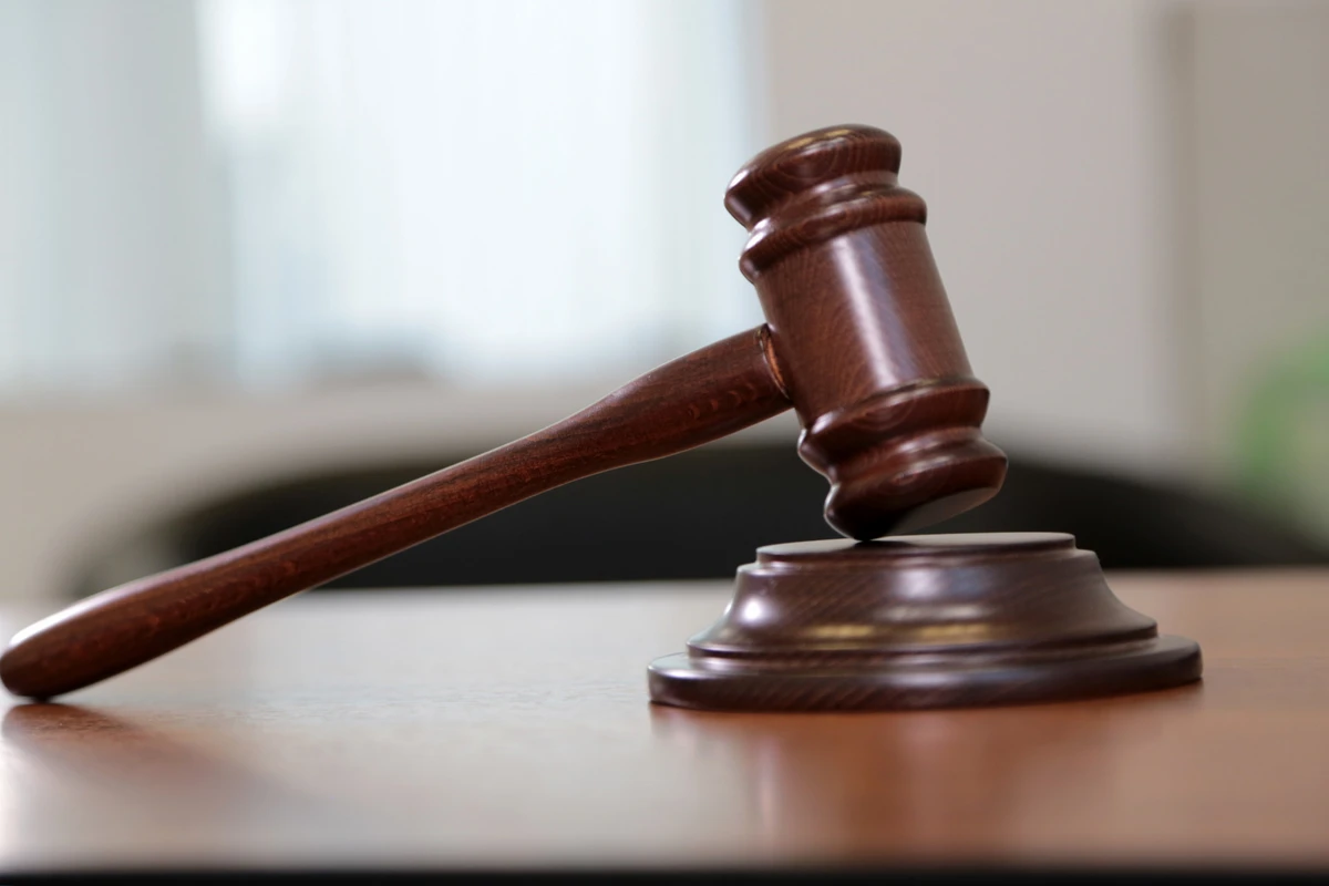 Предъявлено обвинение бросавшим предметы в полицейских
