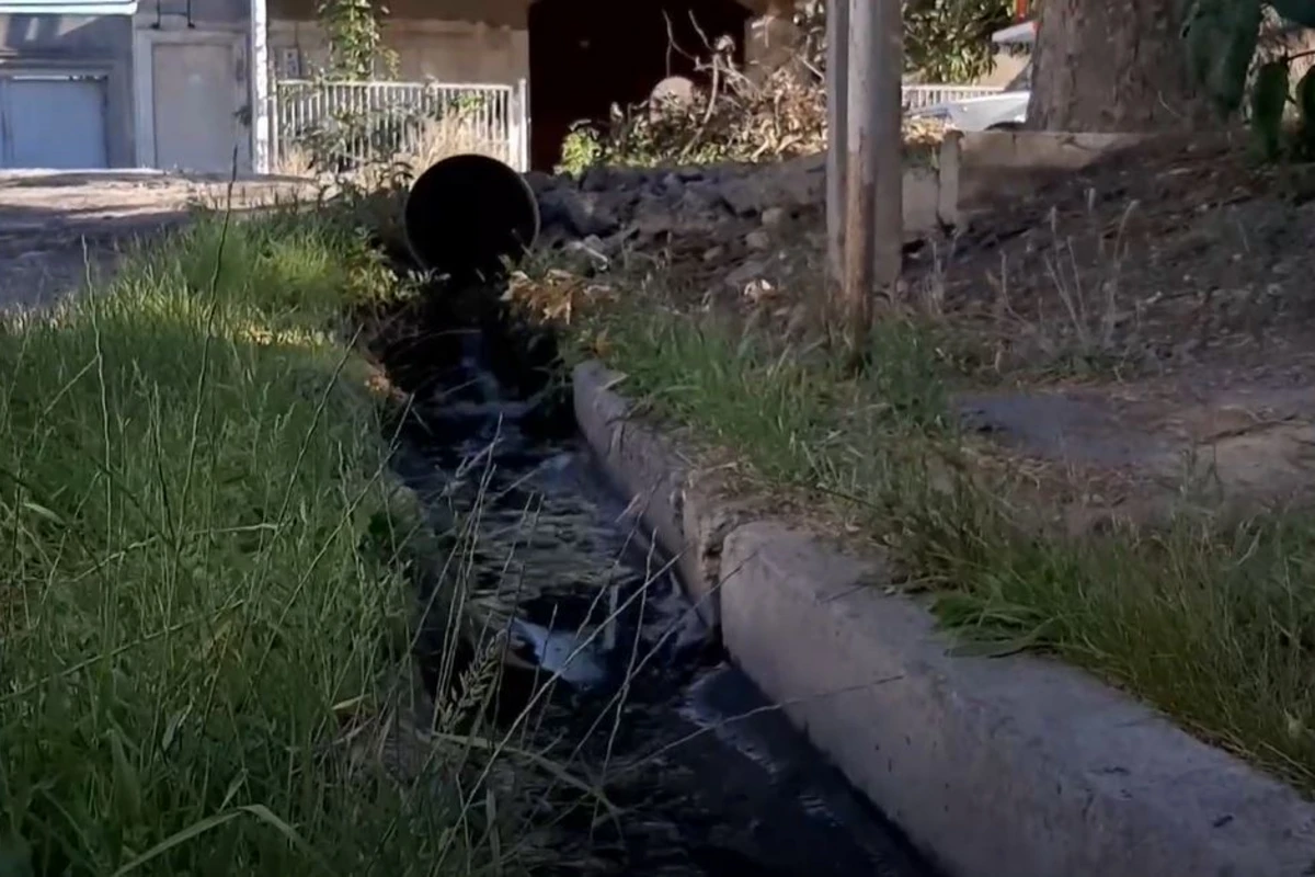 Gəncədə su borusu partlayıb, kanalizasiya daşıb - Tullantılar yollarda üzür - VİDEO