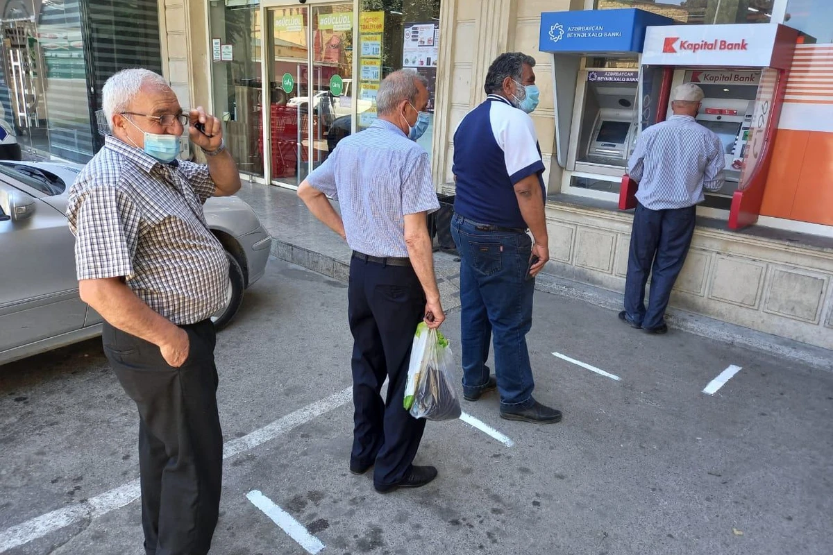 Bakıda əhalinin sıx toplaşdığı yerlərdə sosial izolyasiya xətləri çəkildi - FOTO