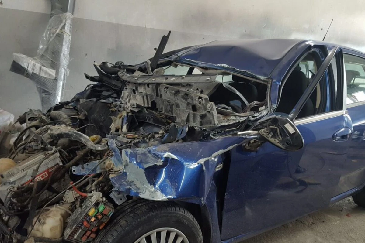 İsmayıllıda kişi sərxoş halda avtomobili divara çırpdı, dayısı öldü