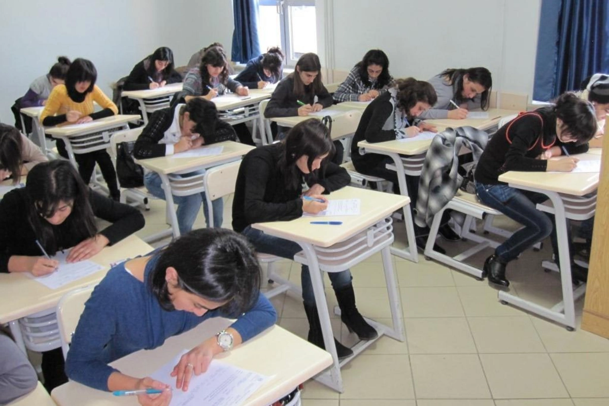 Zala telefon keçirdi, sual kitabçasının şəklini sosial şəbəkədə yaydı