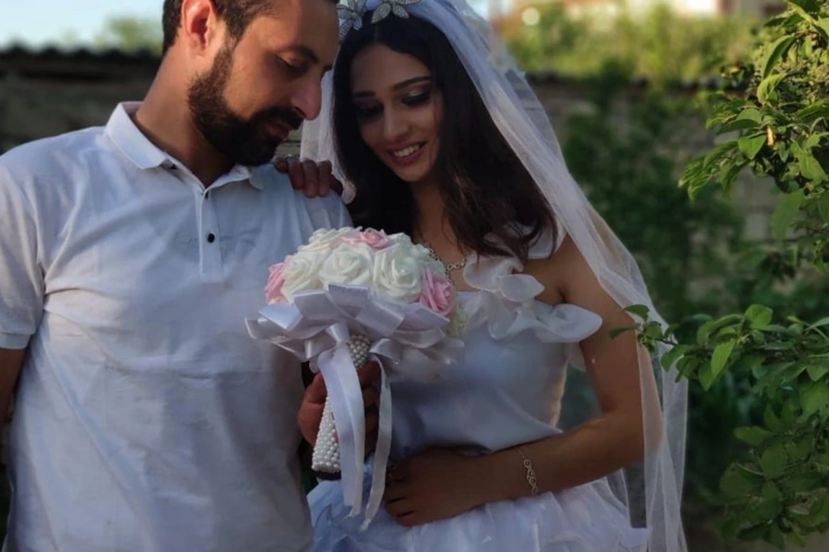 Bakıda cütlük karantin rejimində özünə toy etdi - FOTO Bakıda cütlük karantin rejimində özünə toy etdi - FOTO