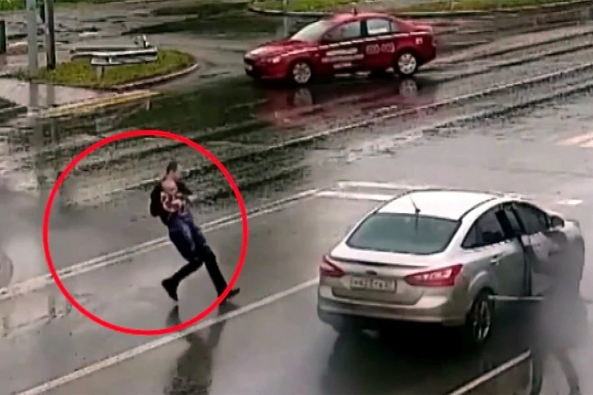 В России очевидец ДТП чудом спас ребенка - ВИДЕО