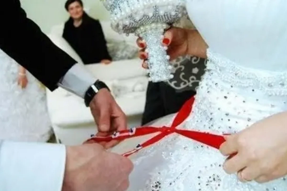В Баку влюбленная пара сыграла свадьбу, невзирая на карантин - ФОТО