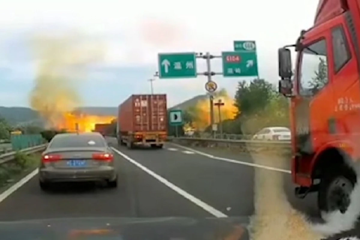 Взрыв бензовоза на трассе в Китае попал на ВИДЕО