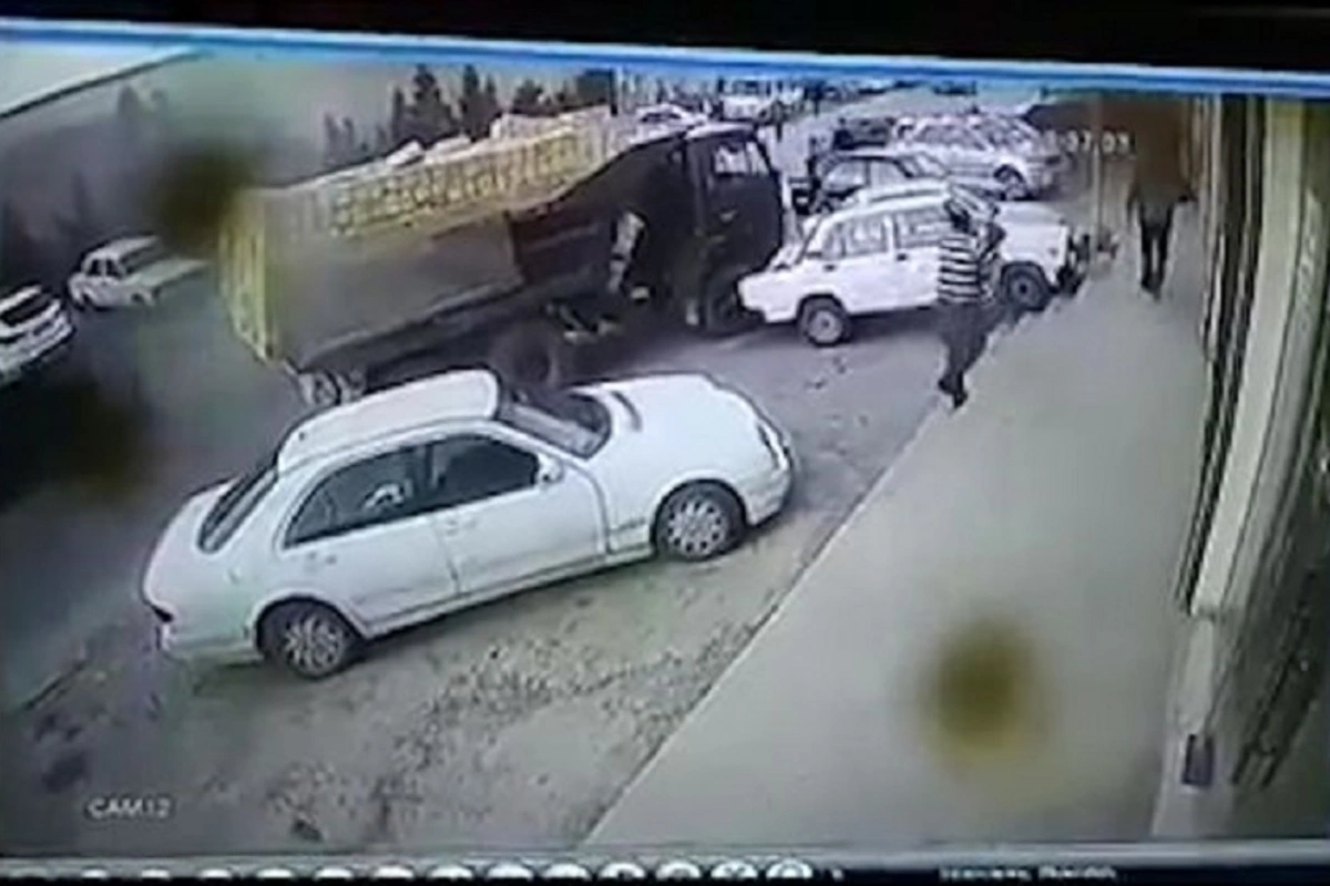 “Mercedes” qəfil manevr etdi, “KamAZ” park edilmiş avtomobillərə çırpıldı - ANBAAN VİDEO