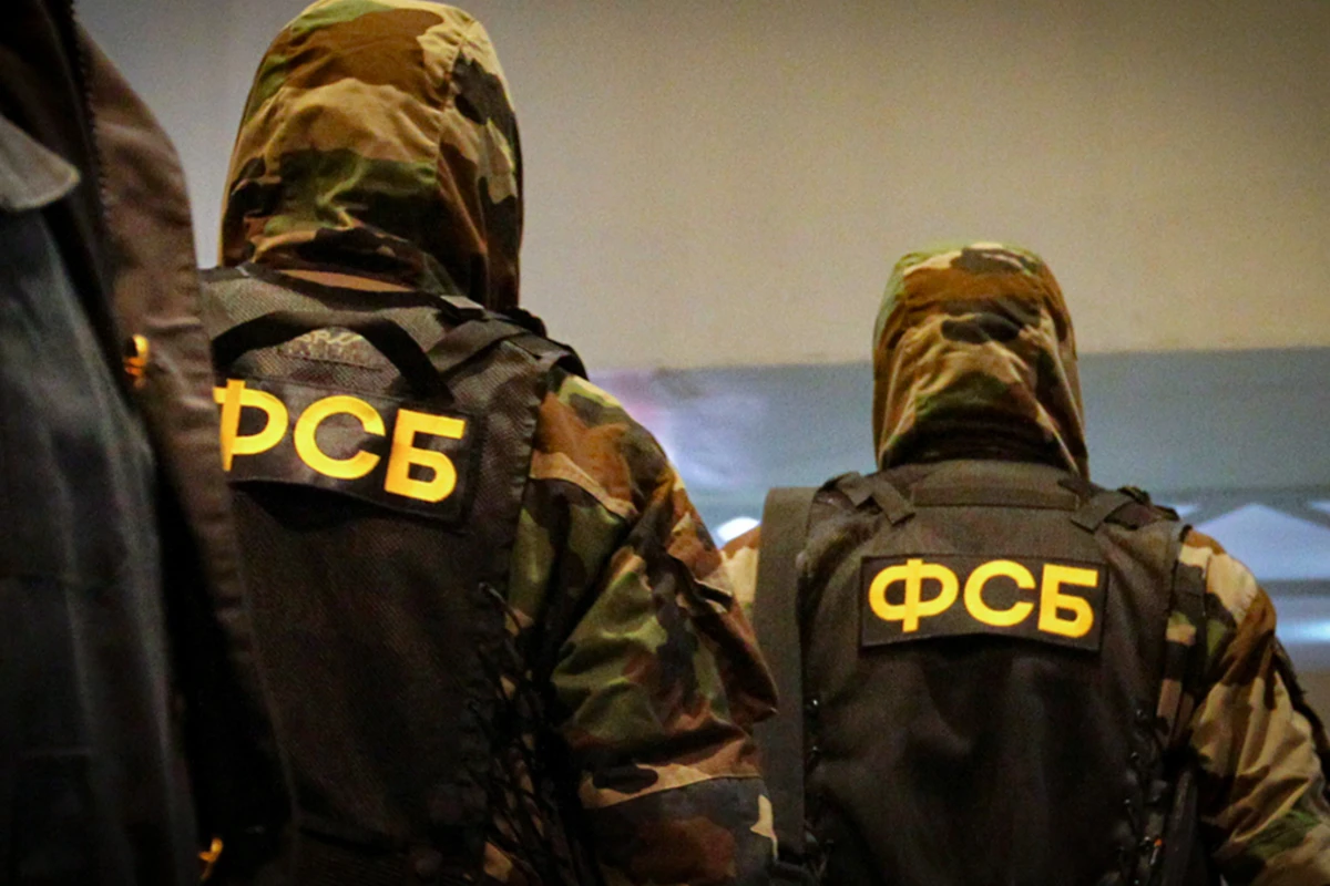 ФСБ задержала подростка за подготовку массового убийства в школе