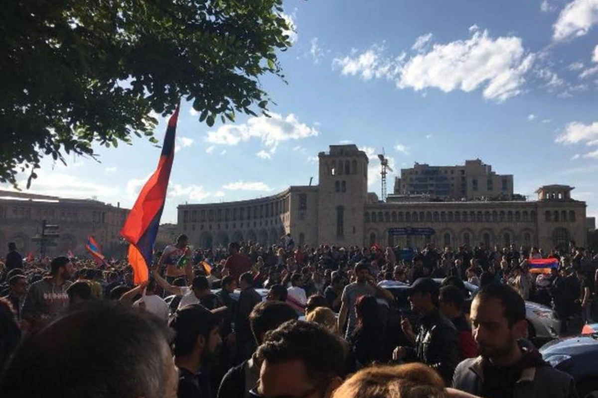В Армении задержали более сотни митингующих у парламента