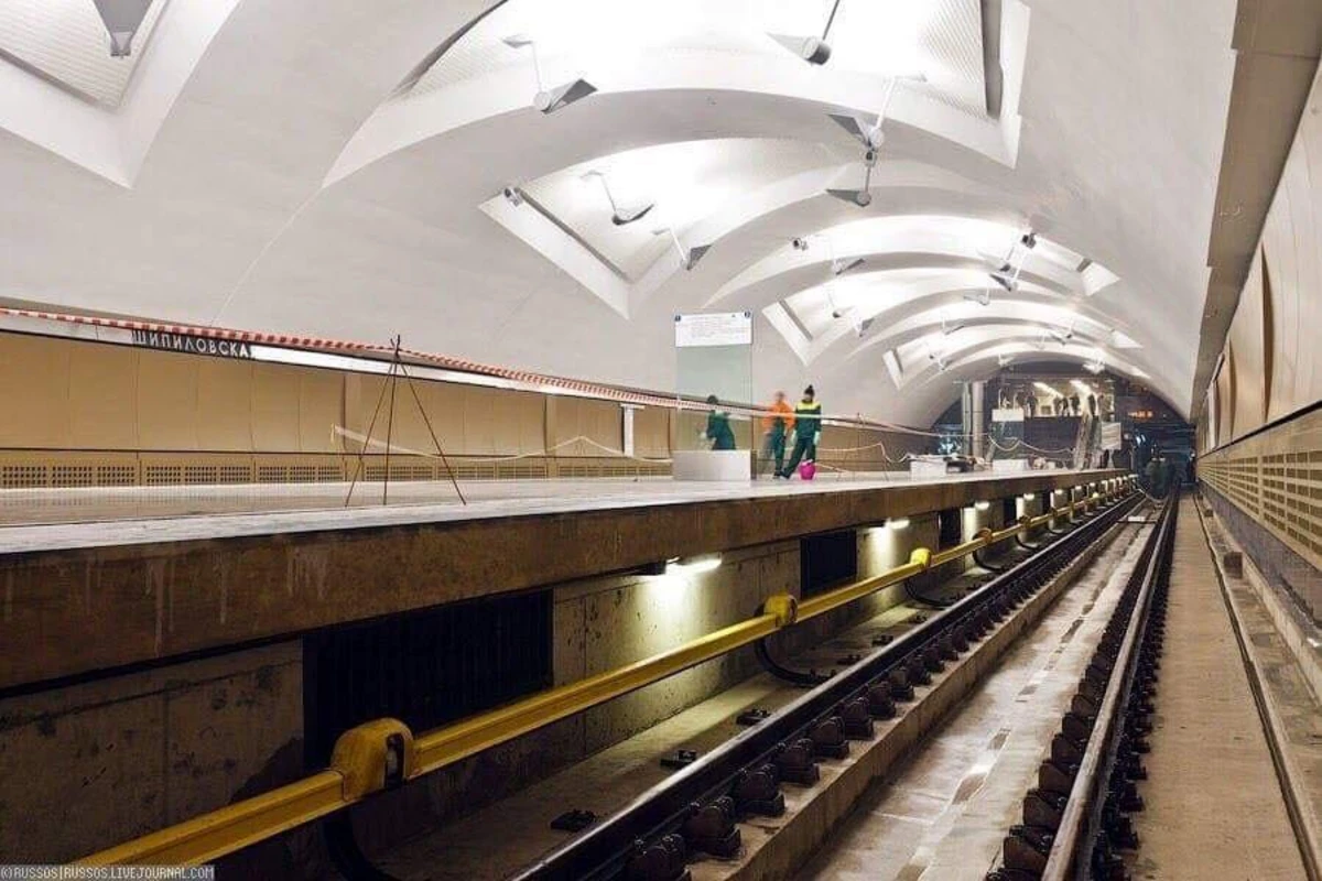 Почему после падения на рельсы в метро нельзя залезать на платформу Почему после падения на рельсы в метро нельзя залезать на платформу