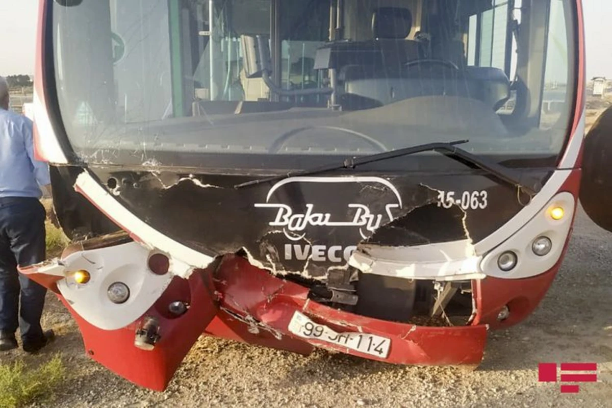 Bakıda sərnişin avtobusu minik avtomobili ilə toqquşub