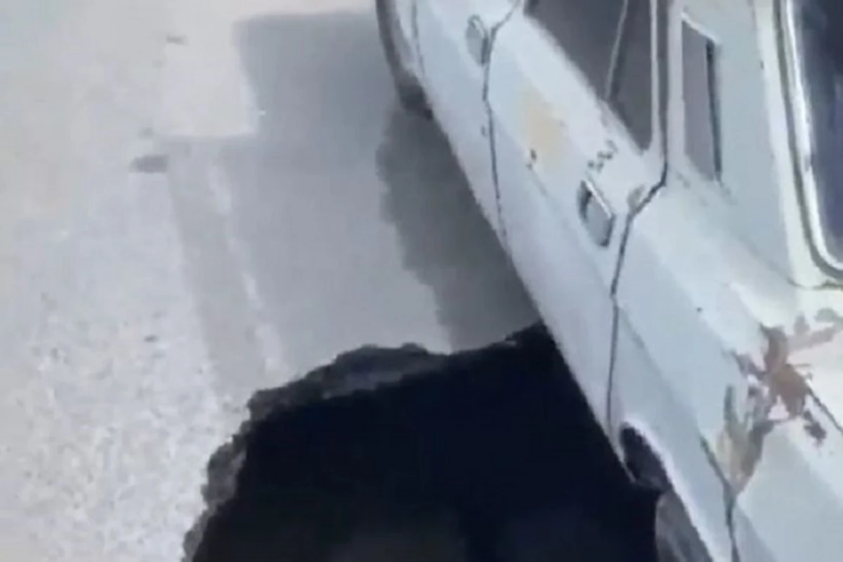Bakıda su borusu partladı, asfalt çökdü - VİDEO