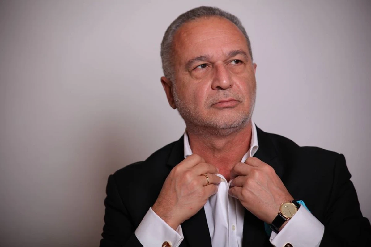 Azər Qəribin adından qadınlara sevgi mesajları yazdılar və ... - FOTO