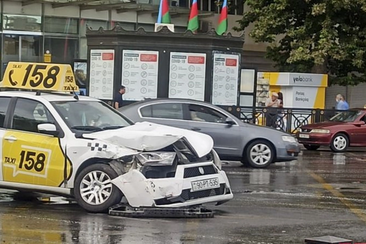 Bakıda taksi marşrut avtobusu ilə toqquşub - FOTO