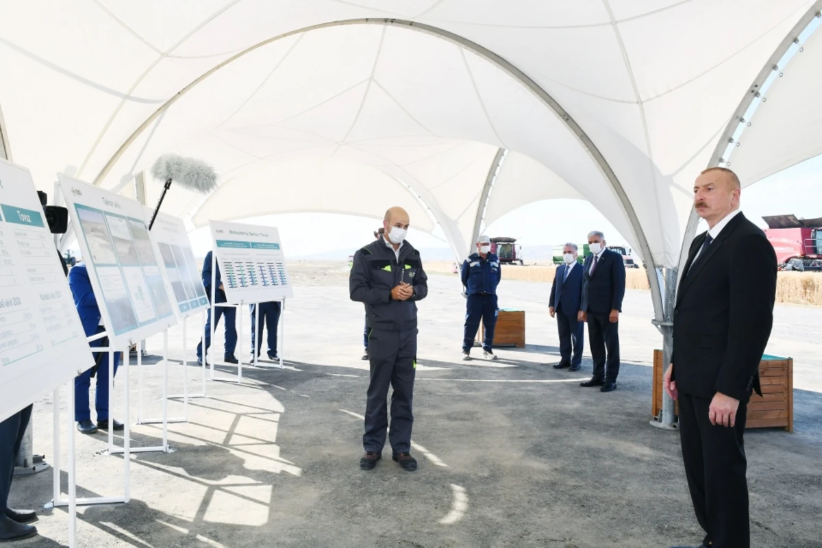 Ильхам Алиев ознакомился в Самухе с деятельностью агропарка ООО Aqro Dairy - ФОТО Ильхам Алиев ознакомился в Самухе с деятельностью агропарка ООО Aqro Dairy - ФОТО