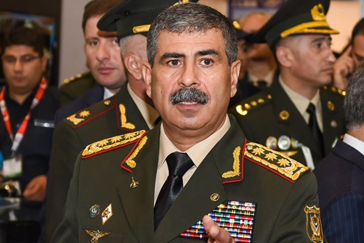Zakir Həsənov şəxsi heyəti təbrik edib