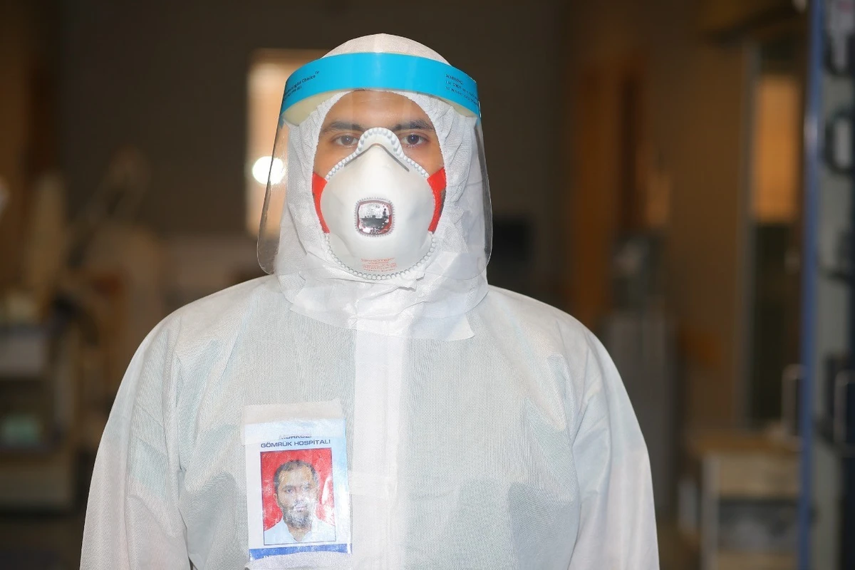 Koronavirus xəstələrini müalicə edən həkim: “Altı övladım üçün darıxıram” - FOTO