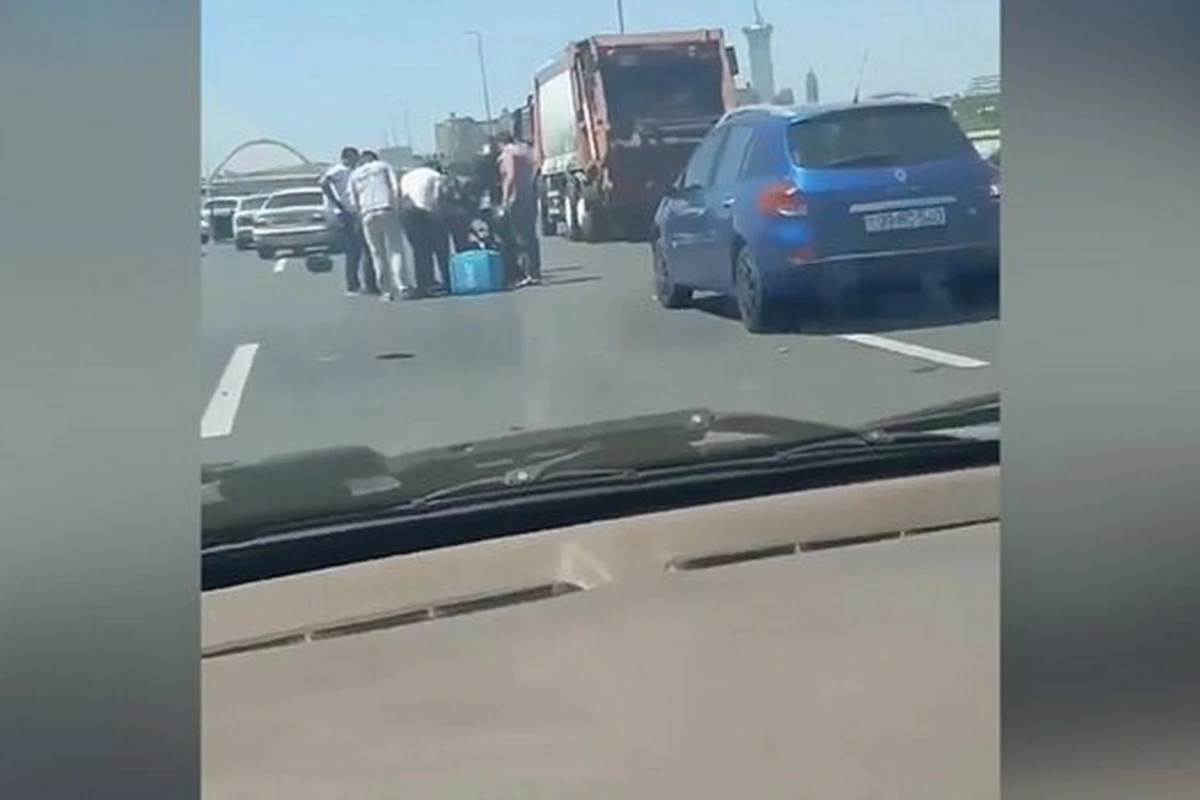 В Баку автомобиль сбил мотоциклиста - ВИДЕО