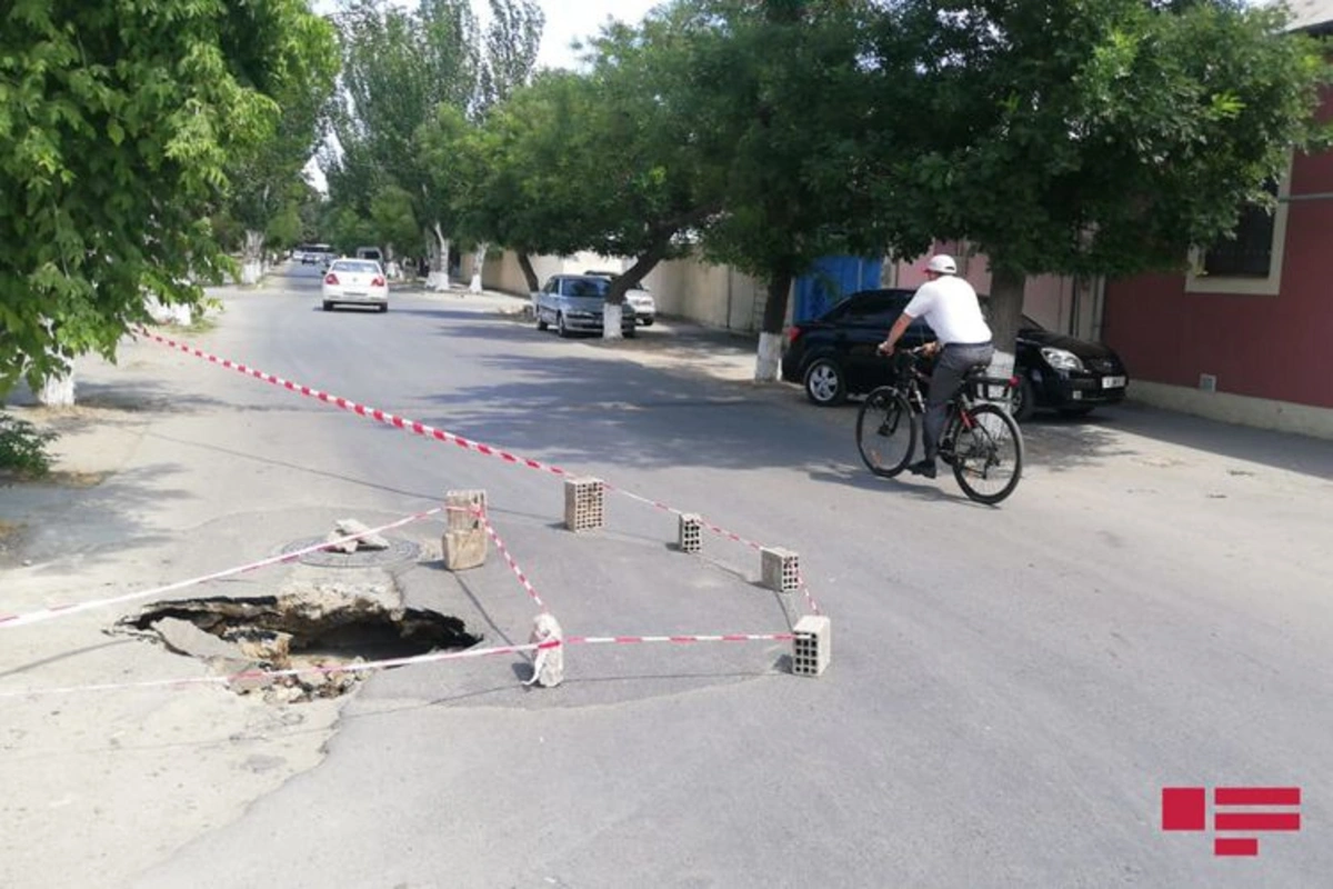 Sumqayıtda yol çöküb - FOTO Sumqayıtda yol çöküb - FOTO