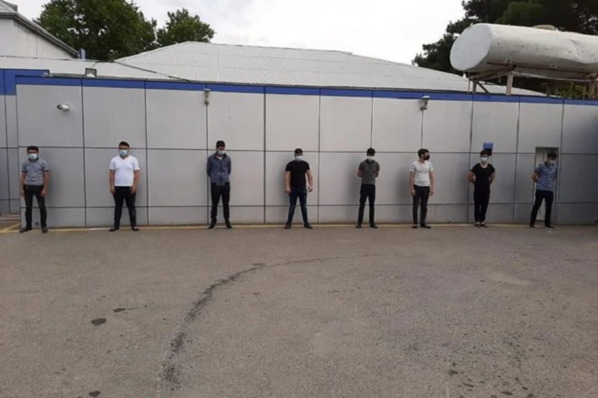 Avtobusda tibbi maska taxmayanlar cərimələndi Avtobusda tibbi maska taxmayanlar cərimələndi
