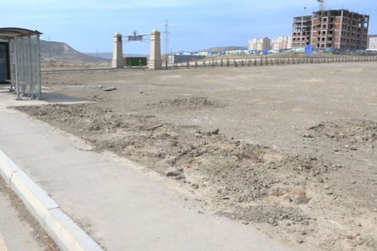 Prezidentin açılışında iştirak etdiyi “Qobu park 3” yaşayış kompleksinin girişindəki ağaclar kəsilib - VİDEO