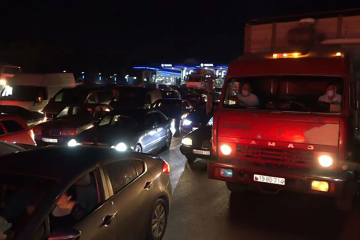 Bakının çıxışlarında sərt karantin rejiminin ilk gecəsi: Tıxac, xaos, qəza... - VİDEOREPORTAJ Bakının çıxışlarında sərt karantin rejiminin ilk gecəsi: Tıxac, xaos, qəza... - VİDEOREPORTAJ