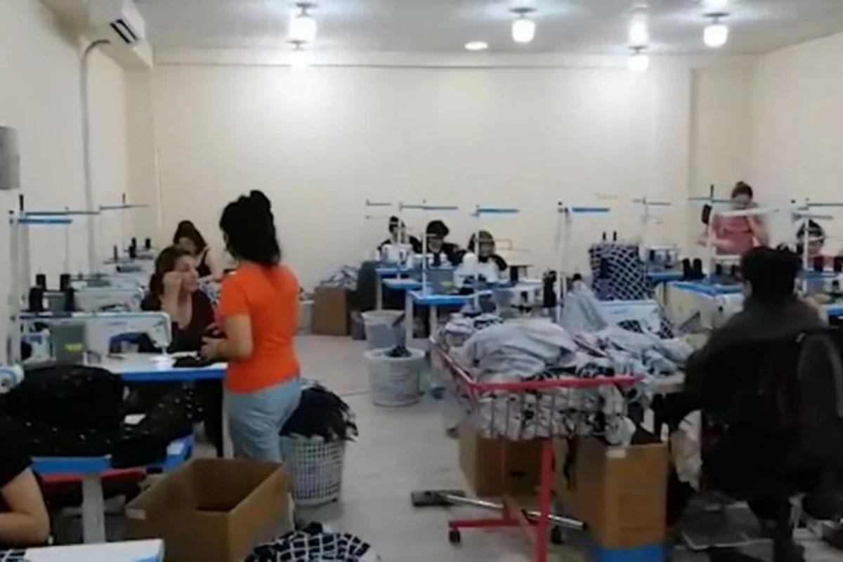 Abşeronda qanunsuz fəaliyyət göstərən dərzi sexi aşkar olunub, 56 nəfər cərimələnib - FOTO
