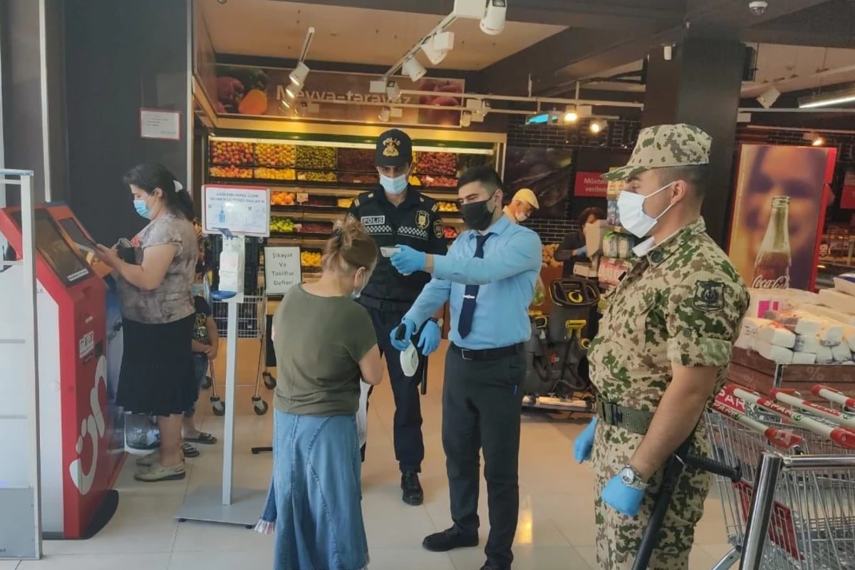 Bakıda marketlərdə polis postları yaradıldı - FOTO Bakıda marketlərdə polis postları yaradıldı - FOTO
