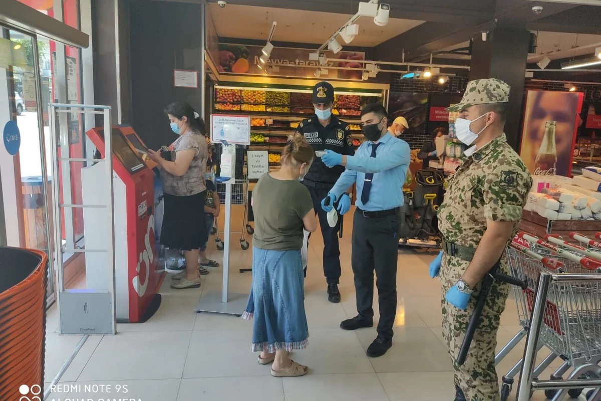 В Баку на входах в магазины организованы полицейские посты - ФОТО