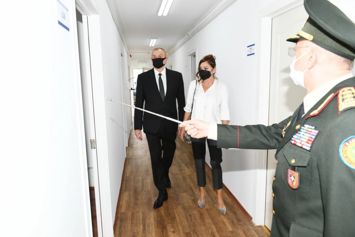 Президент и первая леди на открытии госпиталя модульного типа в Баку - ВИДЕО