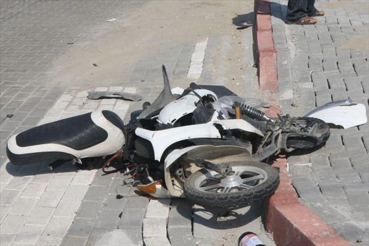 Bakıda moped ağaca çırpılıb: Bir ölü, bir yaralı
