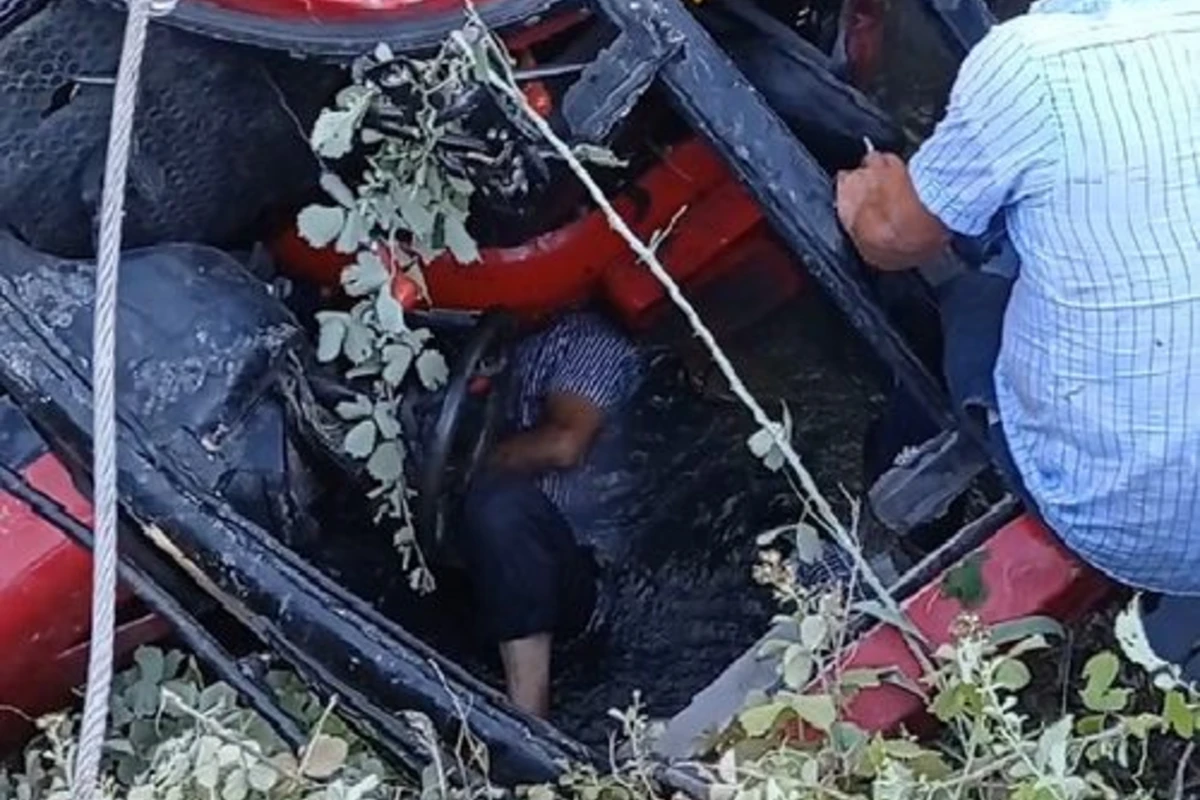 Bərdədə traktor kanala aşıb, sürücüsü ölüb - FOTO Bərdədə traktor kanala aşıb, sürücüsü ölüb - FOTO