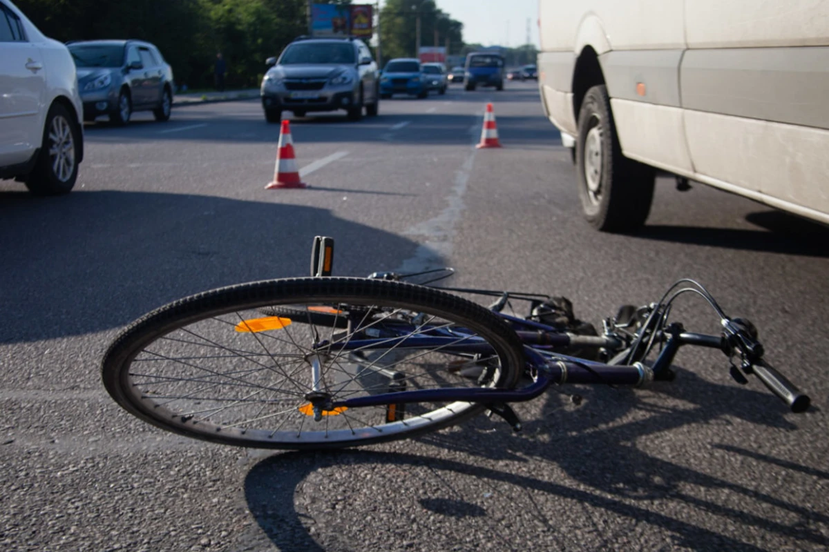 Bakıda avtomobil velosipedçini vurub qaçdı - ANBAAN VİDEO